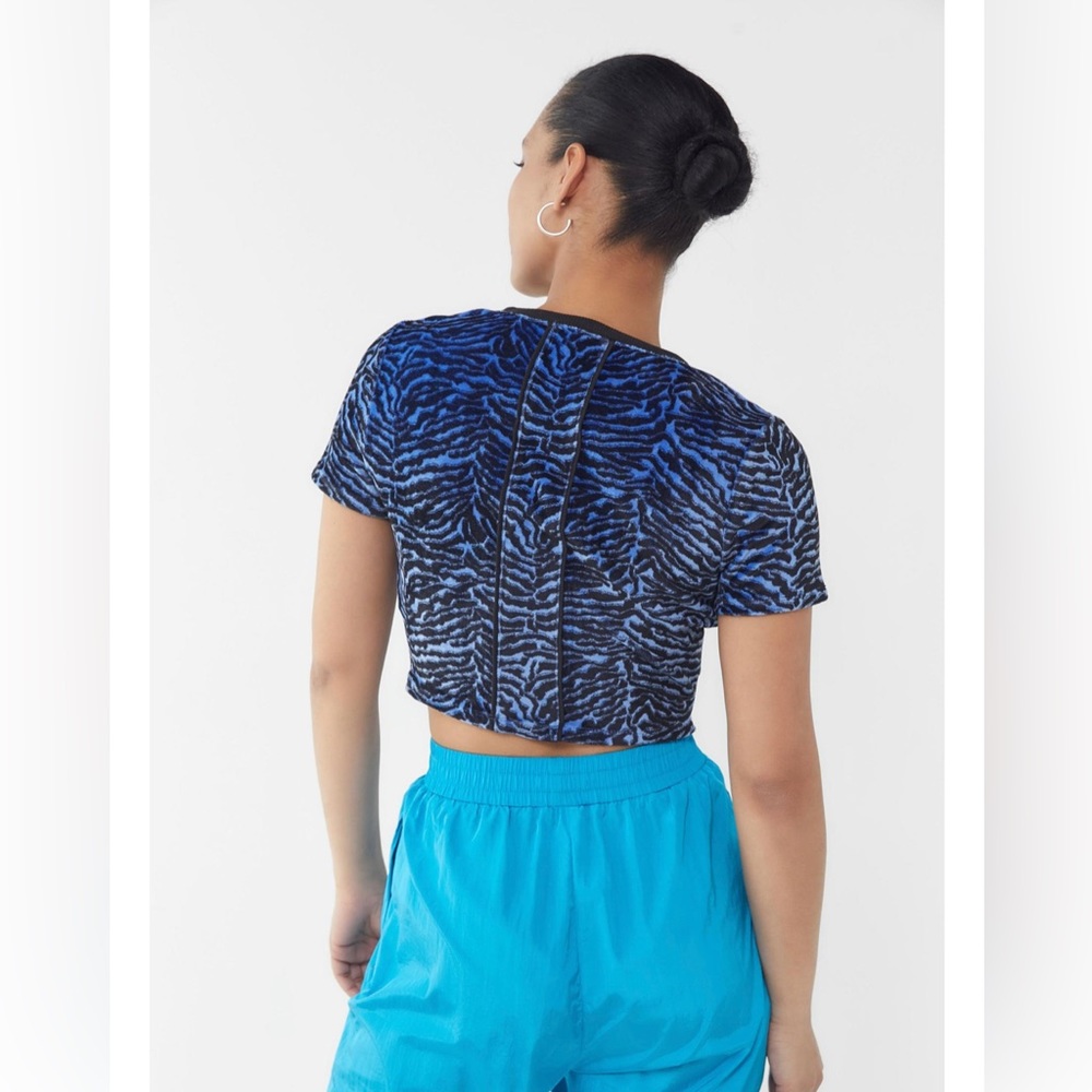 UO Kaleo Velour Short Sleeve Cropped Top - Picture 4 of 15